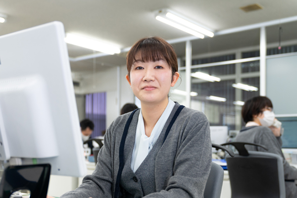 管理部経理課　塩谷美咲